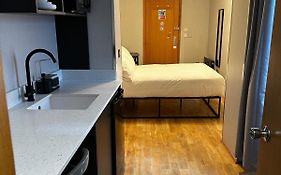 Fb1-Spacious Basement Studio Flat Fits 2- Near Hyde Park